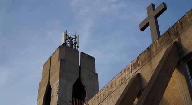 Ponticelli, il Comune revoca le autorizzazioni per l'impianto sul campanile della chiesa del «lotto O»