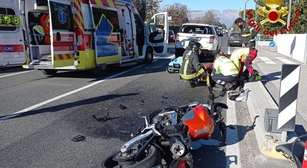 Vigili del fuoco e personale sanitario hanno prestato le prime cure al motociclista infortunato.