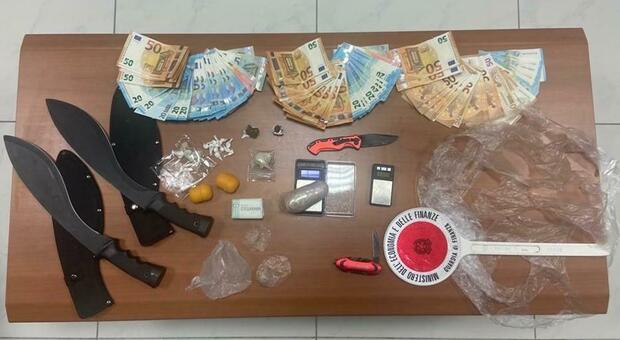 Blitz nel laboratorio dello spaccio gestito da clandestini: nel covo droga, migliaia di euro e due machete