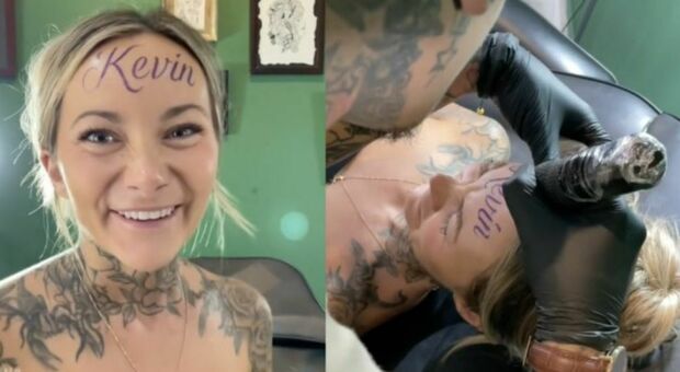 Ragazza si tatua il nome del fidanzato sulla fronte: «Non lo lascerò mai». Ma scoppia la polemica sui social