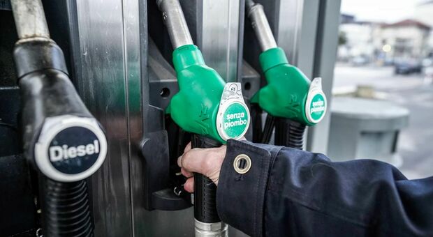 Benzina, crescono i prezzi: al servito un litro supera quota 2,5 euro. E non in autostrada