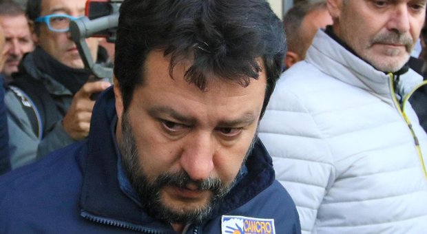 Matteo Salvini in ospedale per un controllo . Assente ai funerali dei poliziotti uccisi