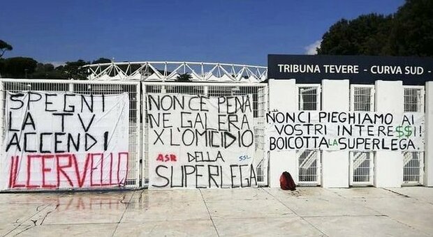 Superlega, all'Olimpico striscioni congiunti dei tifosi di Roma e Lazio: «Boicottatela»