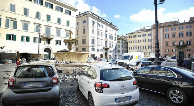 Piazza Farnese stop sosta selvaggia: non si potrà più parcheggiare l'auto