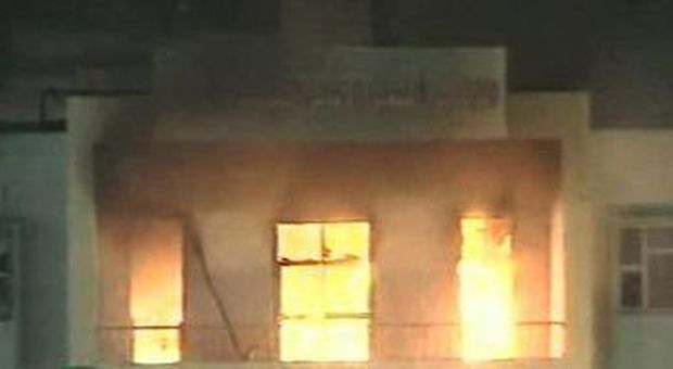 Un edificio pubblico in fiamme ad Al Bayda
