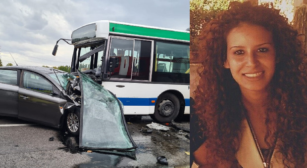 Schianto frontale tra un'auto e un bus: 22enne muore incastrata fra le lamiere