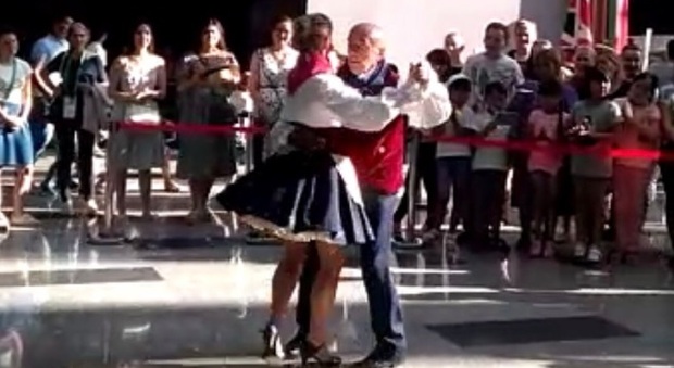 Sanremo 2021, la strana coppia di ballerini sul palco con gli Extraliscio: padre e figlia, lui ha 80 anni
