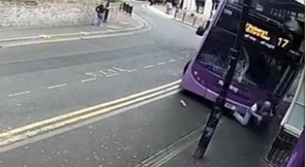È successo a Reading dove le telecamere di sicurezza hanno ripreso l'incidente