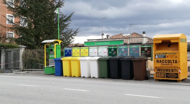 Isole ecologiche, Fabriano capofila in Italia: consentono h24 di conferire i propri rifiuti dopo averli pesati
