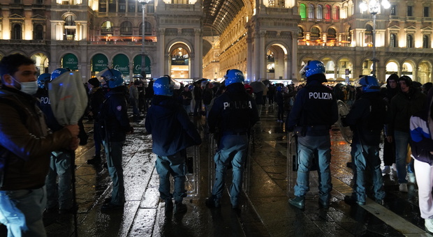 No green pass a Milano, il manifestante bloccato dalla polizia chiede aiuto ai carabinieri