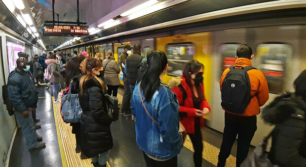 Metropolitana, linea 1 riparte dopo il crac caos alle fermate bus in tutta Napoli