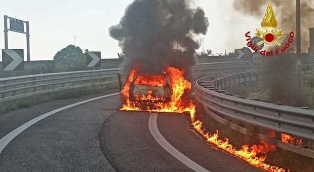 L'auto esplode e prende fuoco sullo svincolo dell'autostrada: salvo per miracolo FOTO