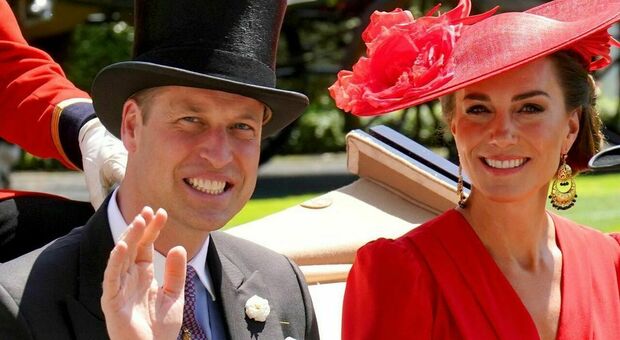 Kate Middleton incanta in rosso al Royal Ascot: i principi del Galles consegnano il premio al vincitore