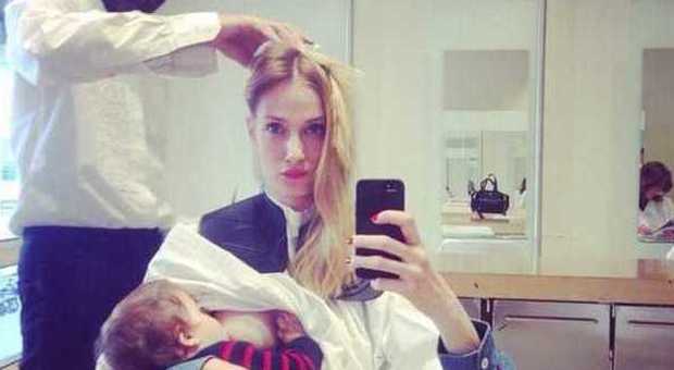 Eva Riccobono e Bianca Balti 'fuori di seno': su Instagram la poppata è social