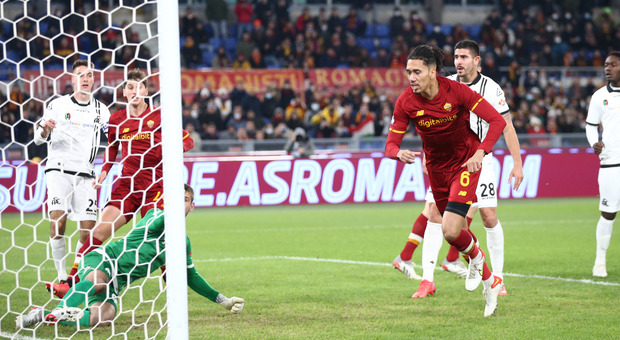 Smalling-Ibanez, la Roma batte 2-0 lo Spezia. Mourinho aggancia la Juve