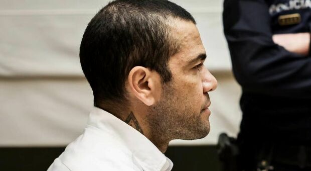 Dani Alves condannato a quattro anni e mezzo di carcere per stupro, resta in carcere: «Alto rischio di fuga»