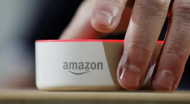 Amazon brevetta un braccialetto elettronico per guidare i dipendenti nello smistare i pacchi. Ed è polemica