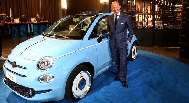 Luca Napolitano, capo di Fiat per l’area Emea a fianco la 500 Spiaggina