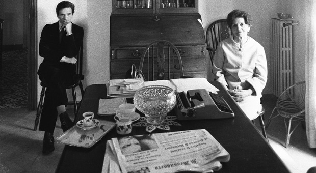 Pier Paolo Pasolini e la madre Susanna Colussi ritratti dal fotografo romano Sandro Becchetti per il Messaggero