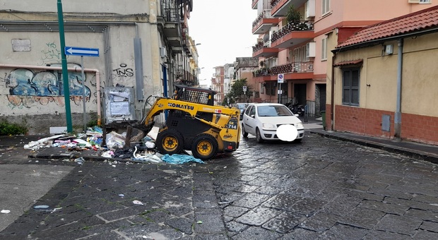Torre del Greco, bobcat per rimuovere i rifiuti depositati illegalmente: è caos traffico