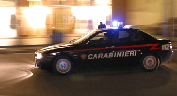 Corrono in soccorso di una donna, Carabinieri investiti da un'auto
