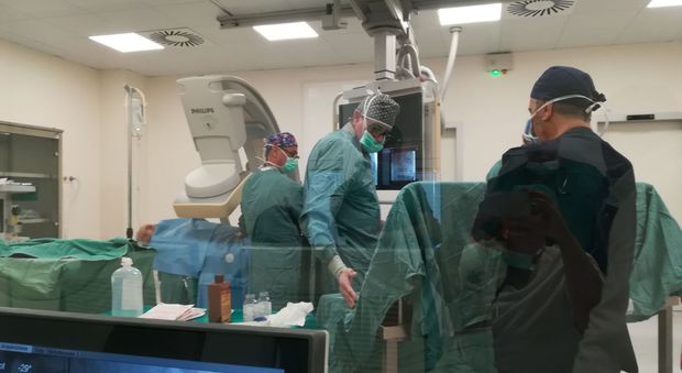 Ospedale del mare, endoprotesi aortica su paziente a rischio