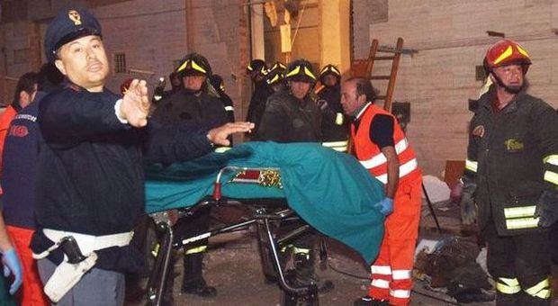Fuga di gas, esplosione in un palazzo Muoiono moglie e marito, quattro feriti