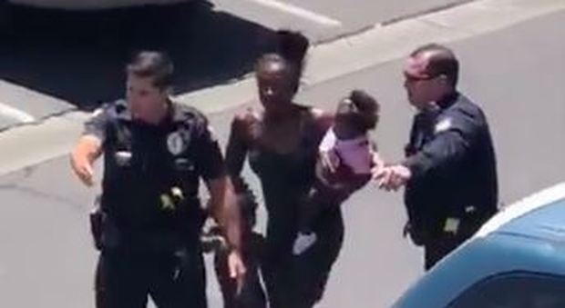 La bimba ruba una bambola, polizia piomba con le pistole: «Ti sparo in viso» Video