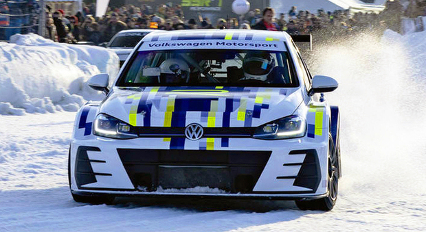 La Volkswagen Golf eR1 durante il test al GP Ice Race sulla pista di ghiaccio