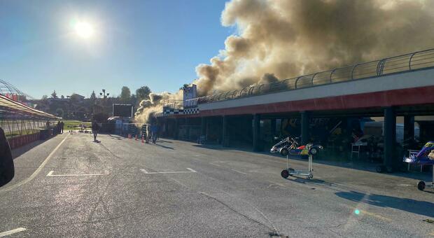 Incendio nel kartodromo durante prova nazionale, paura e danni ad Arce