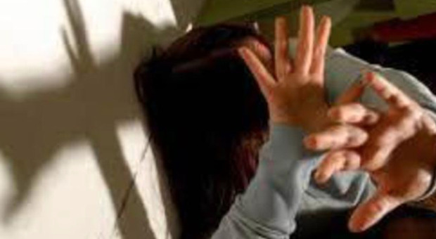 Mantova, violenza sessuale di gruppo su una minorenne. Cinque indagati tra i 20 e i 23 anni