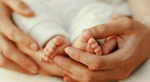 Neonato di due mesi muore tra le braccia della mamma durante l'allattamento: «Forse colpa del caldo torrido»