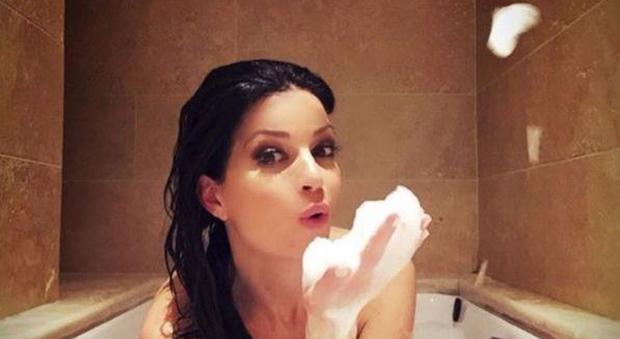 Laura Torrisi e la buonanotte romantica ai suoi fan, lo scatto sexy su Instagram
