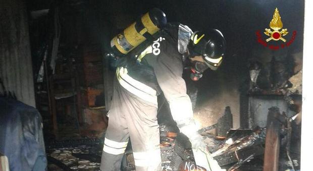 Incendio distrugge una cantina: i pompieri salvano il resto della casa
