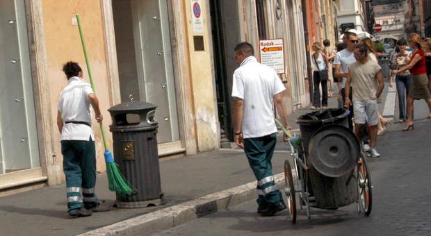 Roma, l'ultima truffa dei netturbini: incassano i soldi della benzina