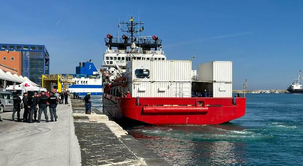 La Ocean Viking nel porto di Bari