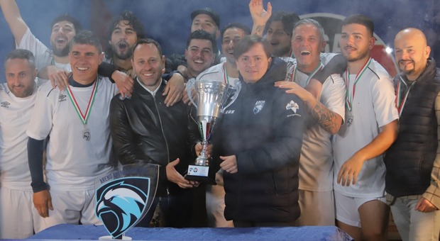 L'ex azzurro e i suoi compagni della squadra Napoli di calcio a 8