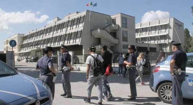 Irruzione della polizia nel campus Studenti trovati con la marijuana