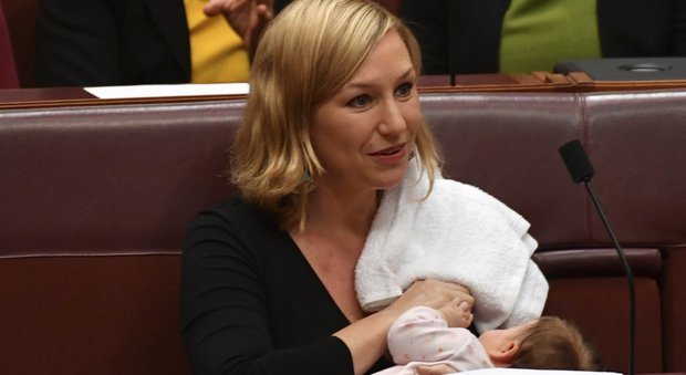 Una mamma in Senato: la vice dei Verdi allatta per la prima volta in aula