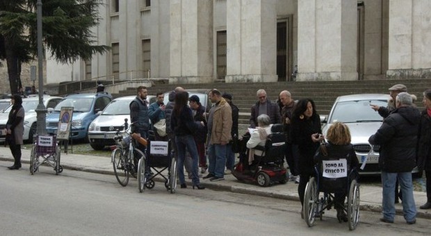 La protesta dei disabili davanti al tribunale di Ascoli