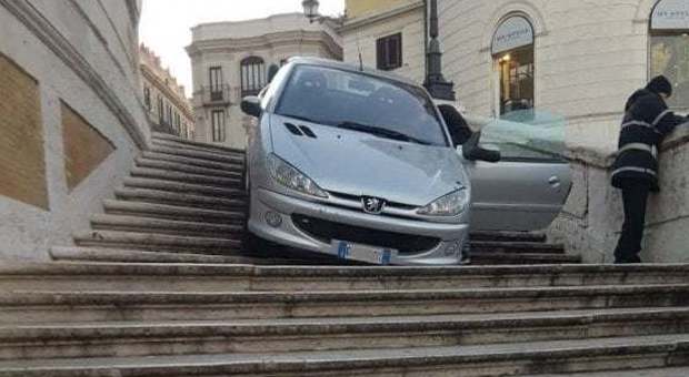 Roma, ubriaco finisce con l'auto sulla scalinata di Trinità dei Monti: denunciato