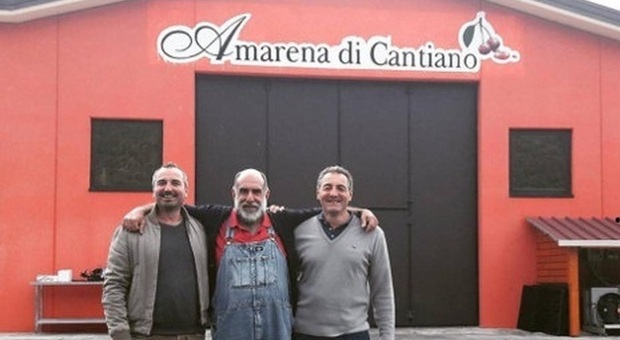 Cantiano, l’azienda agricola Morello regala 1.500 ai suoi dipendenti nella busta paga di dicembre. I fratelli Lupatelli con lo chef Giorgione
