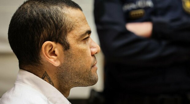 Dani Alves, l'ex calciatore condannato a 4 anni e mezzo: ha violentato una ragazza in una discoteca di Barcellona