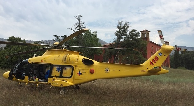 L'elicottero del 118 atterrato presso il castello di san martino a Priverno