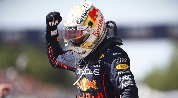 Max Verstappen festeggia dopo la vittoria al GP del Canada