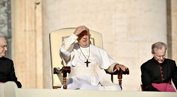 Papa Francesco implora unità ai cardinali: «Non siamo un Parlamento» poi indica la difficoltà a «spogliare la Chiesa come istituzione»