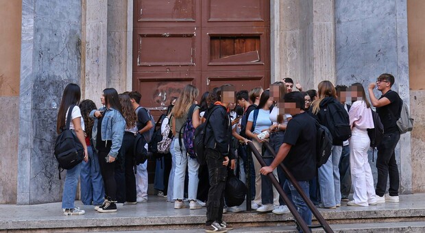 Studenti fuori al liceo Umberto di Napoli