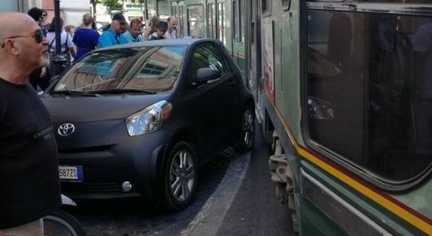 Parcheggio selvaggio blocca tram a Prati: caos e traffico