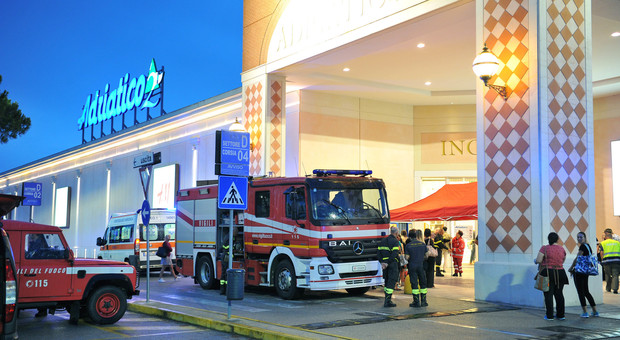 L'evacuazione del centro commerciale