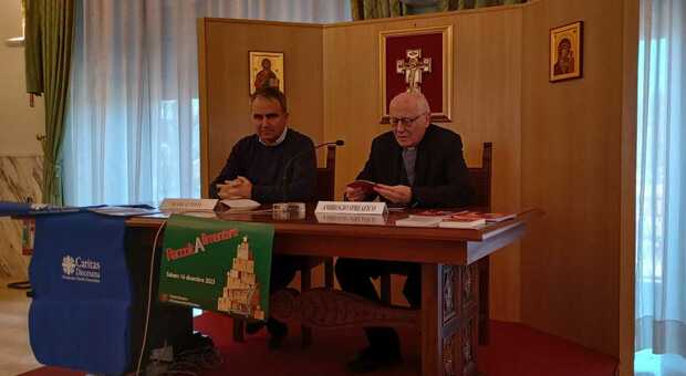 Il vescovo, Ambrogio Spreafico, con il responsabile della Caritas di Frosinone
